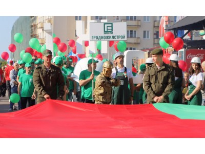 Великая честь - Строители ГЖС возглавили колонну предприятий и организаций г.Гродно